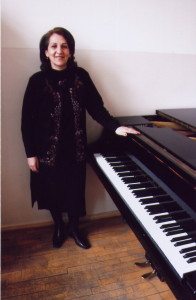 Principal Kayane Manougian takes charge of 390 students and 75 instructors in addition to being concertmaster with the KOHAR Symphony Orchestra.