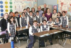 The fifth grade students with journalist Stephen Kurkjian, FBI special agent Geoffrey Kelly, teacher Julia Kramer, and principal Houry Boyamian.