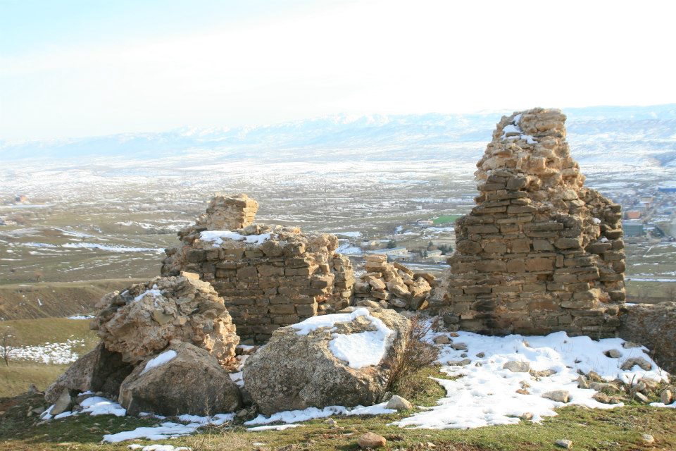The ruins of an Armenian church, with Lice in the background. (Photo by Khatchig Mouradian)