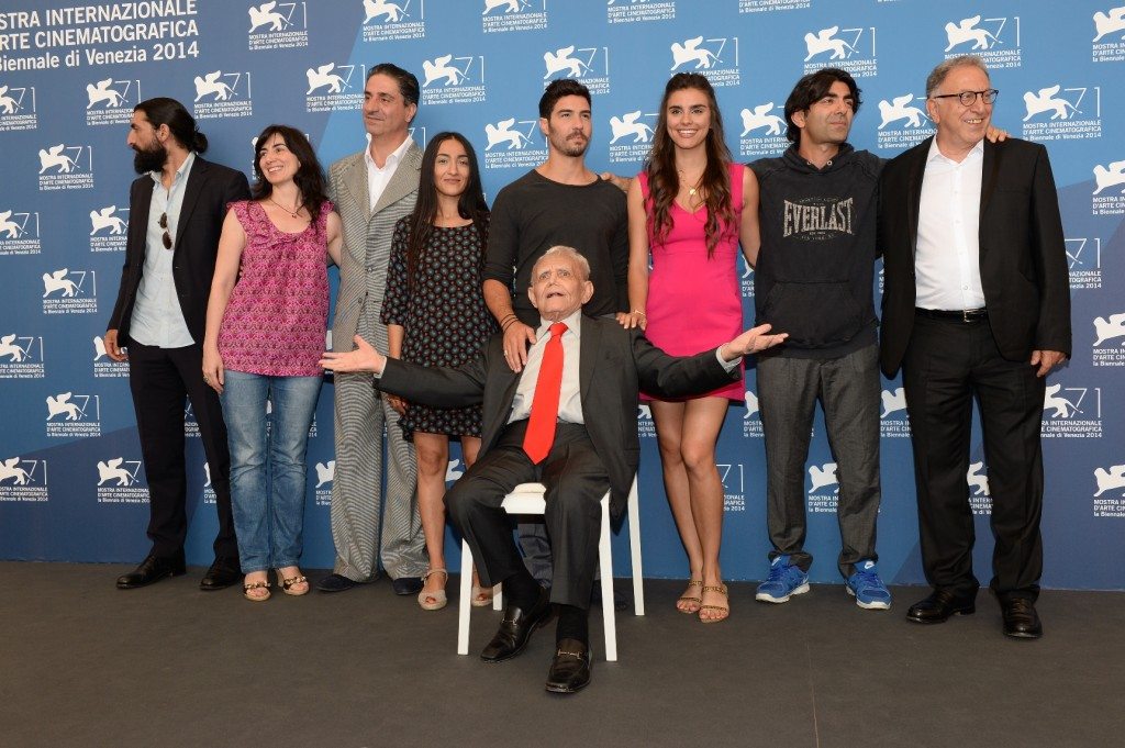 Mardik Martin in the middle of the film cast in Venice