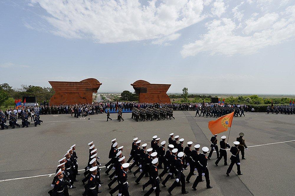 Scene from First Republic Day at Sadarapat where Daniel Varoujan Hejinian was honored with the Medal of Movses Khorenatsi.