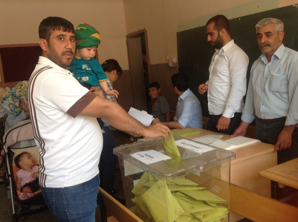 A man casts his vote in a Diyarbakir polling station (Photo: Gulisor Akkum)