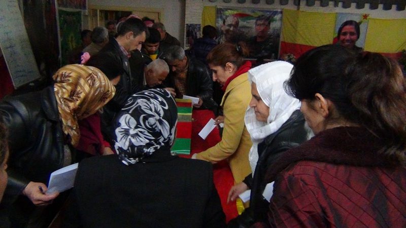 Voters in the canton of Efrin, one of the three, newly formed cantons in Rojava (Photo: rojavareport.wordpress.com)