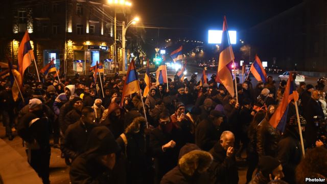 Opposition supporters rally against the results of the constitutional referendum in Yerevan on Dec. 7 (Photo: Photolur)