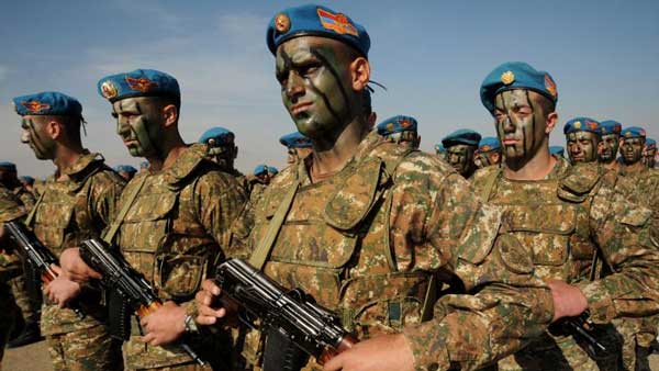 Armenian military scouts attend a performance to mark the annual anniversary of the Armenian Armed Forces, 2013 (Photo: AFP/Karen Minasyan)