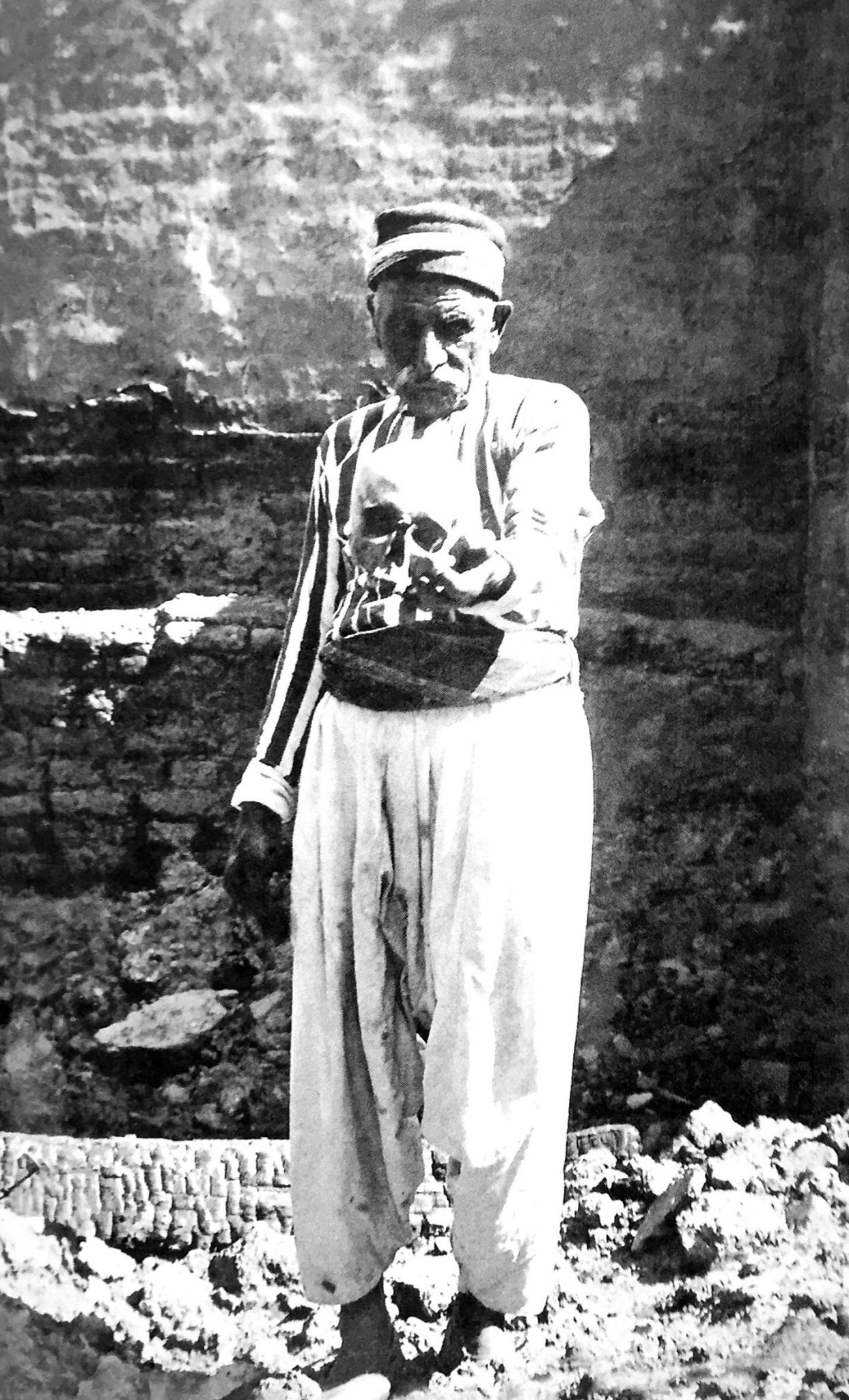 An Armenian peasant, the only survivor from his family, holding the skull of his son. (Photo: Armenian Genocide Museum-Institute, Yerevan, Armenia)