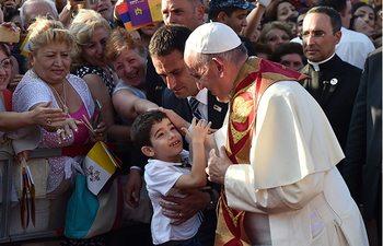 Pope Francis greets a boy after the Ecumenical Encounter and Prayer for Peace (Photo: Photolure)