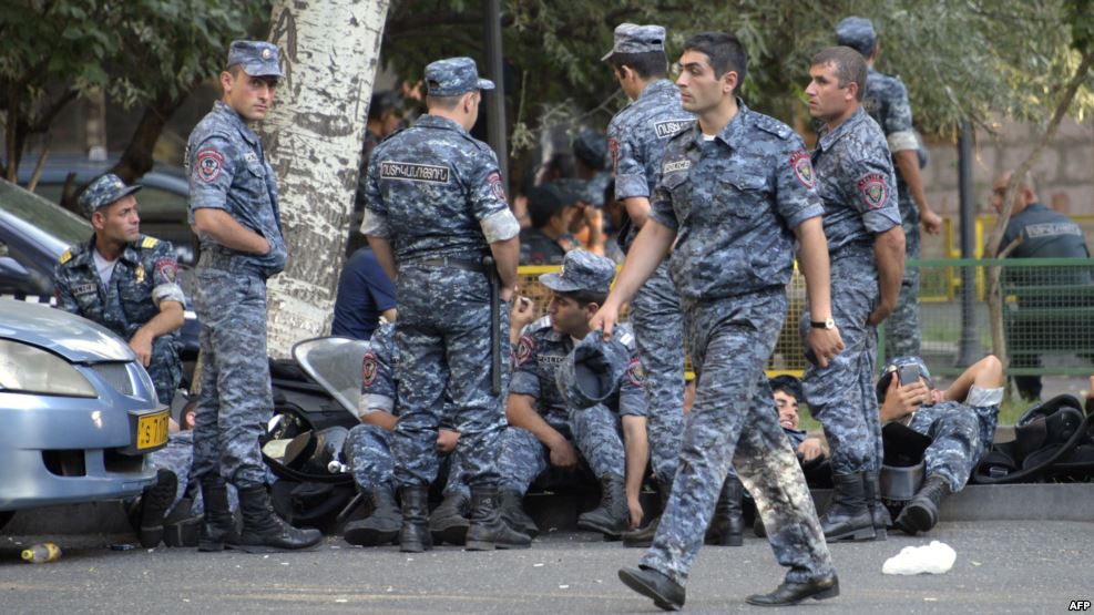 Armenian authorities said on July 20 that they do not plan to storm the Yerevan police station. (Photo: AFP)