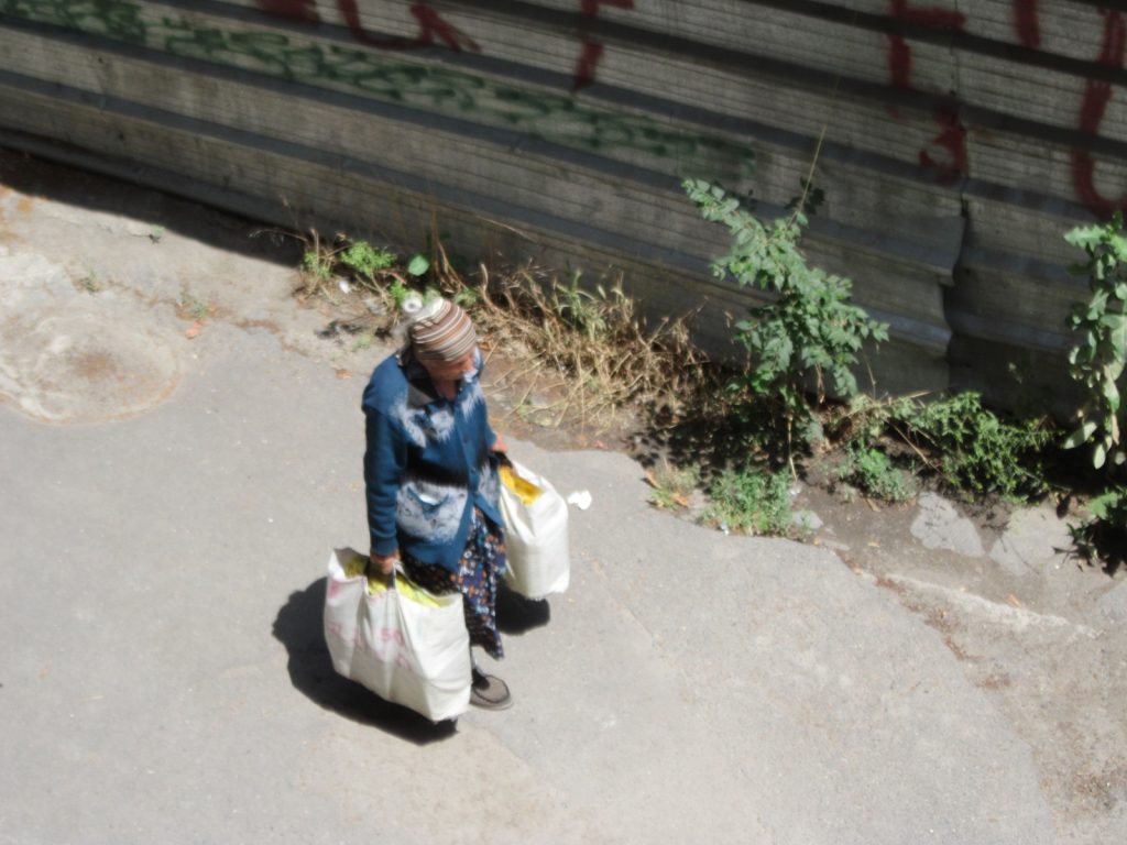 An elderly woman selling detergent (Photo: Knarik O. Meneshian)