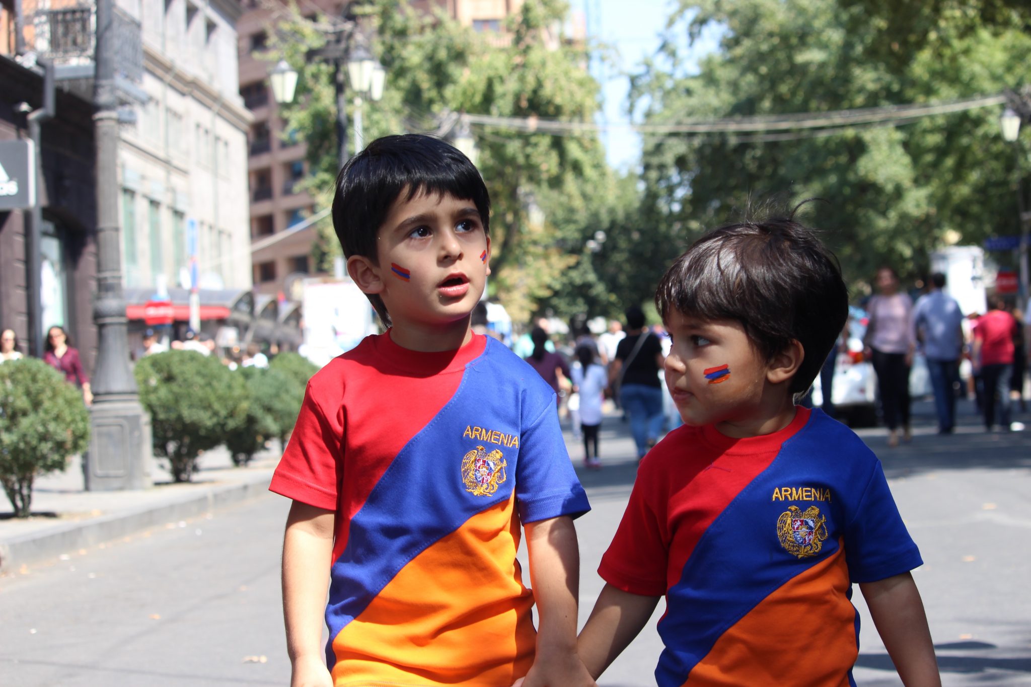 Ереван с детьми. Дети Армении. Дети армяне. Армянский мальчик. Ребенок с флагом Армении.