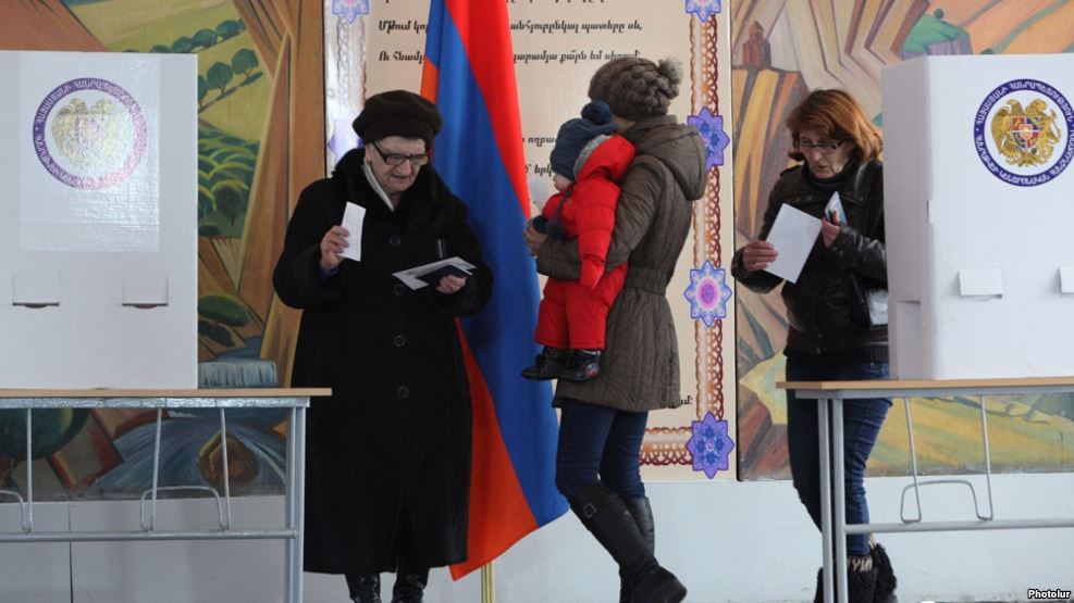 Voting in a Yerevan polling station on constitutional changes, Dec. 2015 (Photo Photolure)