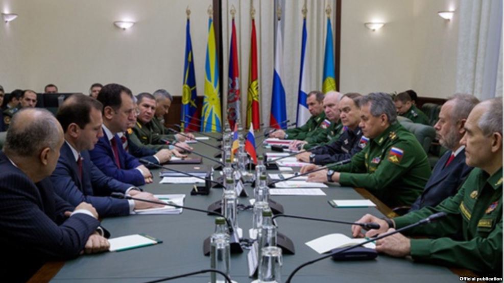 Defense Minister Sergey Shoygu (R) meets with his Armenian counterpart Vigen Sargsyan in Moscow (Photo: Armenian Defense Ministry)