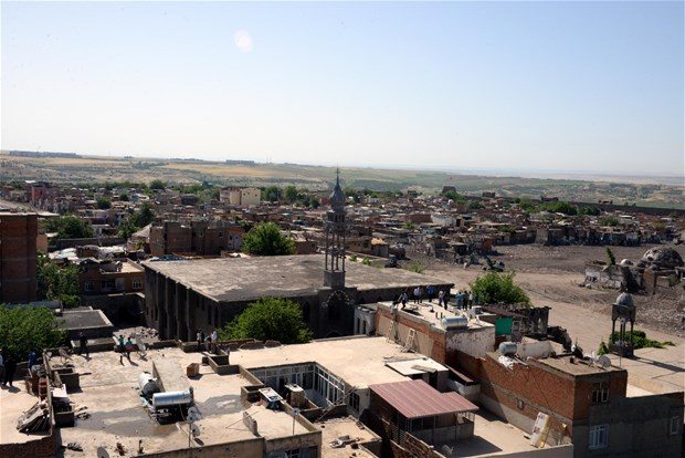 Diyarbakir in ruins (Photo: Courtesy of Raffi Bedrosyan)