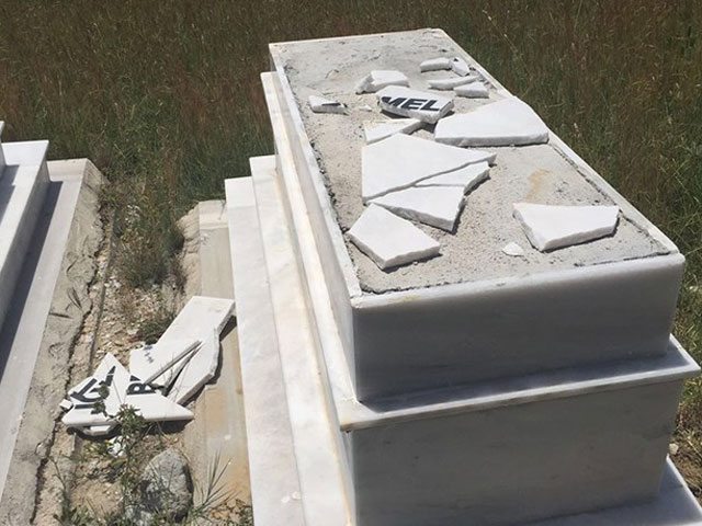 The consequences of the attack on a Jewish cemetery in Hatay. (Photo: Birgun) 
