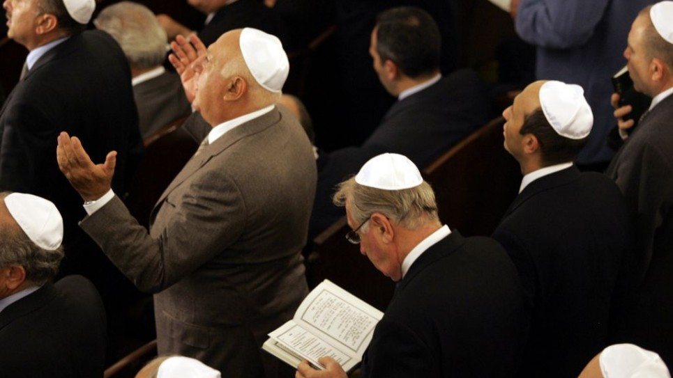 Members of Turkey's Jewish community pray at Neve Shalom Synagogue in Istanbul on Oct. 11, 2004 (Photo: AP/Murad Sezer)