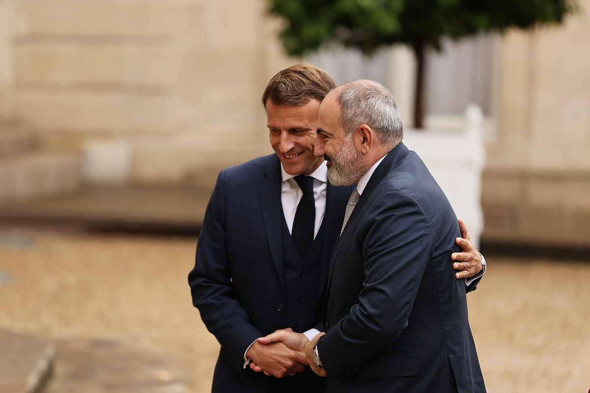 French President Emmanuel Macron and Armenian PM Nikol Pashinyan (RA Prime Minister, September 26)