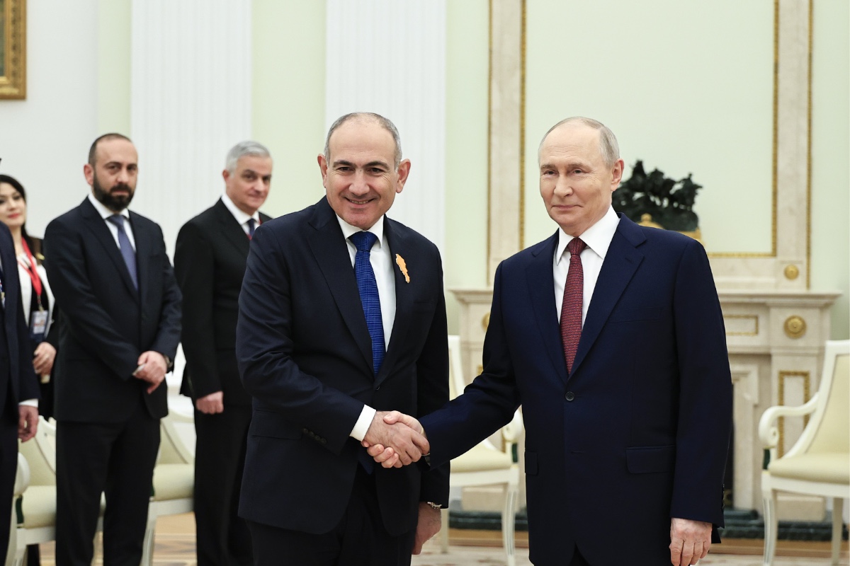 Pashinyan jokes with Putin in the Kremlin: “Armenia has too much democracy”